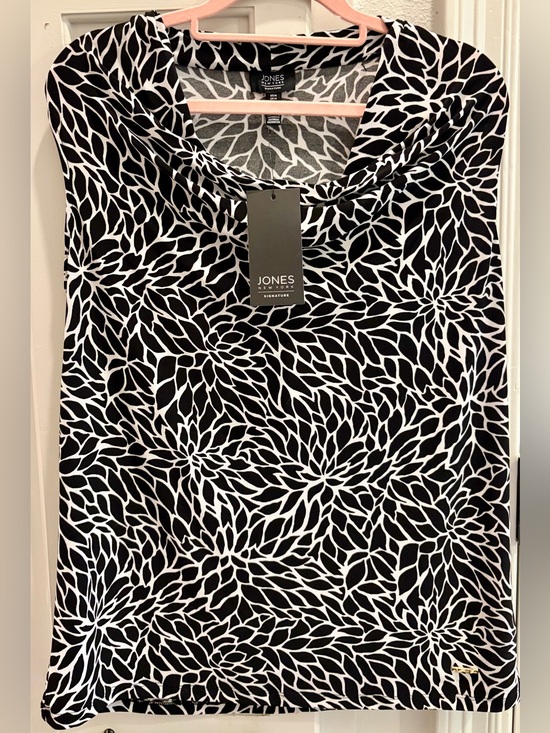 Jones New York Tops - NWT JONES NEW YORK Size Medium Black & White Floral Print Cowl Neck Top